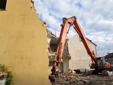 Eski evin sökülmesi ve zarar görmesi
