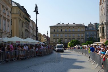 KRAKOW, POLAND - 04 Ağustos 2018 Tour de Pologne, 4 Ağustos 'ta Krakow, Ana Meydanı' nda başlayan bir yol bisikleti yarışı.