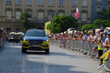 KRAKOW, POLAND - 04 Ağustos 2018 Tour de Pologne, 4 Ağustos 'ta Krakow, Ana Meydanı' nda başlayan bir yol bisikleti yarışı.