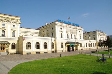 KRAKOW, POLAND - 04 Ağustos 2018 Ana istasyon binası, demiryolları ve diğer detaylar