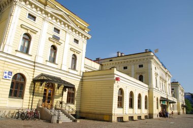 KRAKOW, POLAND - 04 Ağustos 2018 Ana istasyon binası, demiryolları ve diğer detaylar