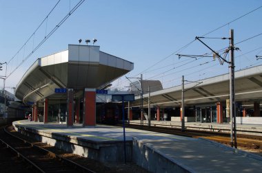 KRAKOW, POLAND - 04 Ağustos 2018 Ana istasyon binası, demiryolları ve diğer detaylar