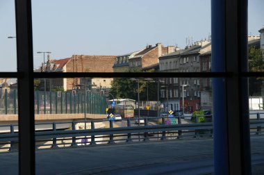 KRAKOW, POLAND - 04 Ağustos 2018 Ana istasyon binası, demiryolları ve diğer detaylar