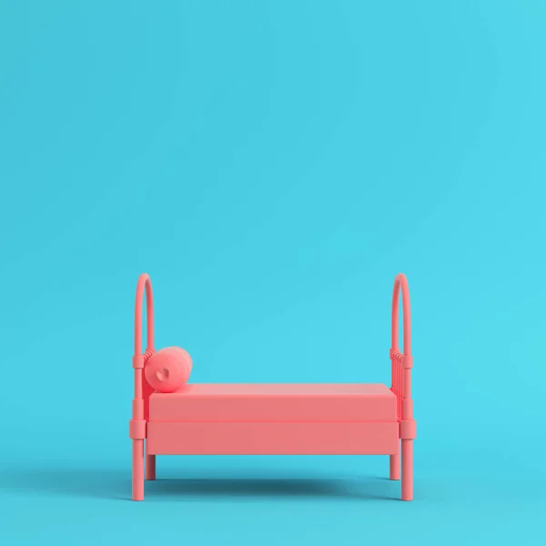 Cama Solteiro Rosa Com Travesseiro Sobre Fundo Azul Brilhante Cores — Fotografia de Stock