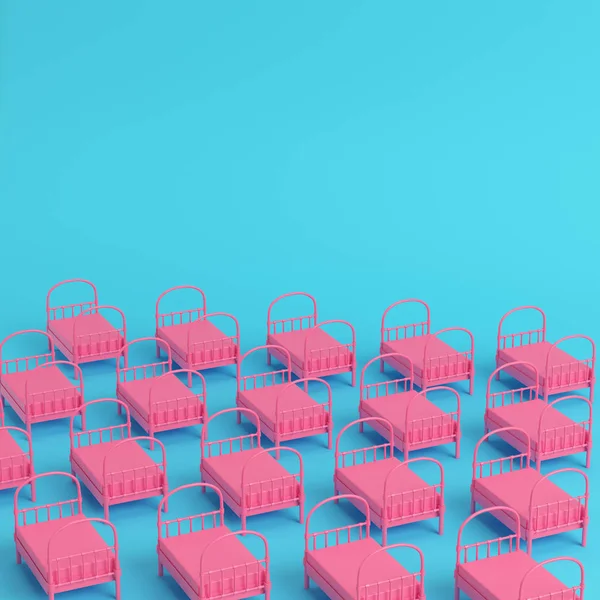 Рожеві Односпальні Ліжка Яскраво Синьому Фоні Пастельних Тонах Концепція Мінімалізму — стокове фото
