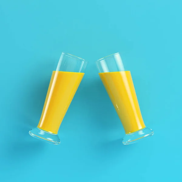 Två Glas Med Gula Cocktails Ljusa Blå Bakgrund Pastellfärger Minimalism — Stockfoto