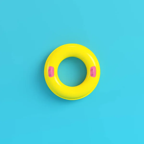 Gele Opblaasbare Ring Heldere Blauwe Achtergrond Pastel Kleuren Minimalisme Concept Stockfoto