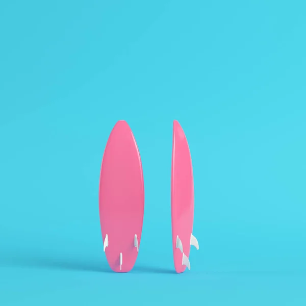 Pembe pastel renklerde parlak mavi arka plan üzerinde sörf tahtası. Minimalizm kavramı. 3D render