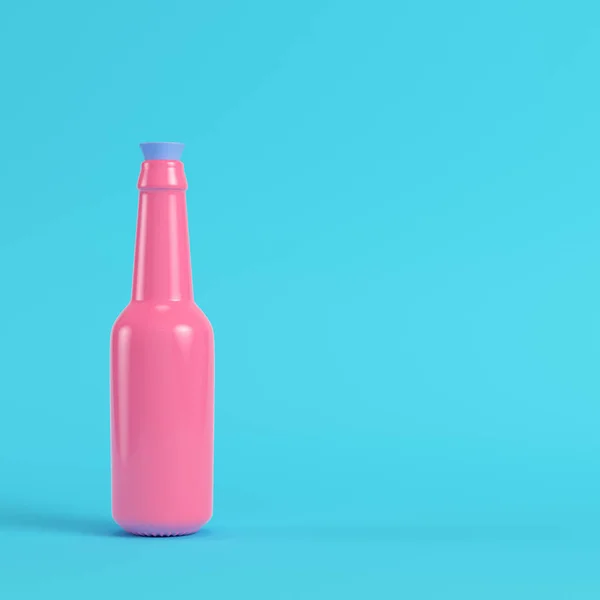 Botol Merah Muda Dengan Stropper Pada Latar Belakang Biru Cerah — Stok Foto