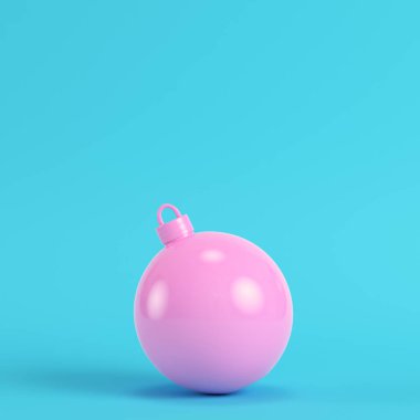Pembe Noel top parlak mavi arka plan pastel renkler üzerinde. Minimalizm kavramı. 3D render