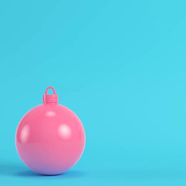 パステル カラーの明るい青色の背景にピンクのクリスマス ボール ミニマリズムのコンセプト のレンダリング — ストック写真