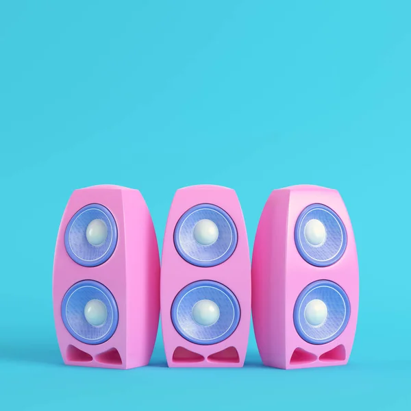粉红色动画片风格的扬声器在明亮的蓝色背景柔和的颜色 简约概念 免版税图库图片