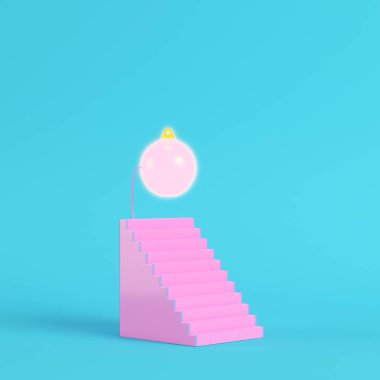 Pembe soyut merdiven crhistmas topu üzerinde pastel renklerde parlak mavi arka plan ile. Minimalizm kavramı. 3D render