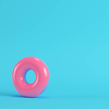Parlak mavi arka plan pastel renkler üzerinde pembe çörek. Minimalizm kavramı. 3D render