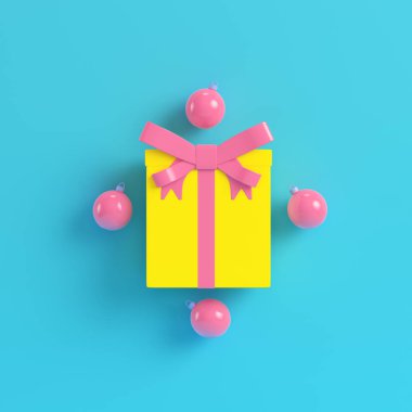 Şerit yay ve Noel top pastel renklerde parlak mavi zemin üzerine sarı hediye kutusu. Minimalizm kavramı. 3D render