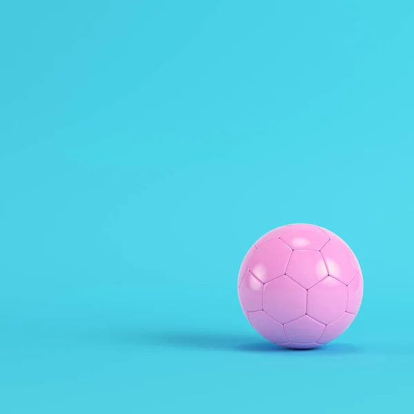 パステル カラーの明るい青色の背景にピンクのサッカー ボール ミニマリズムのコンセプト のレンダリング — ストック写真