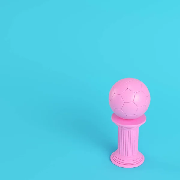 Columna rosa con pelota de fútbol sobre fondo azul brillante en pastel —  Fotos de Stock