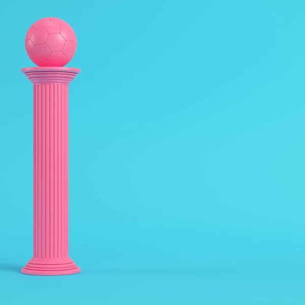 Columna rosa con pelota de fútbol sobre fondo azul brillante en pastel —  Fotos de Stock