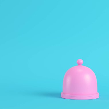 Pembe plaka kubbe üzerinde pastel renklerde parlak mavi arka plan ile. Minimalizm kavramı. 3D render