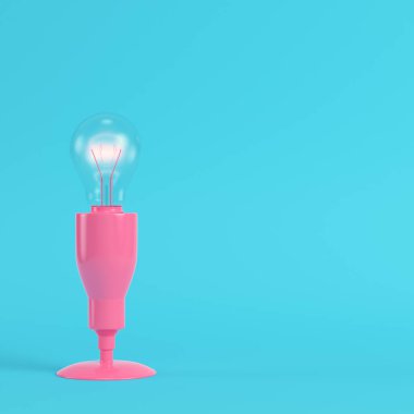 Pembe lamba parlayan ampul üzerinde pastel renklerde parlak mavi arka plan ile. Minimalizm kavramı. 3D render