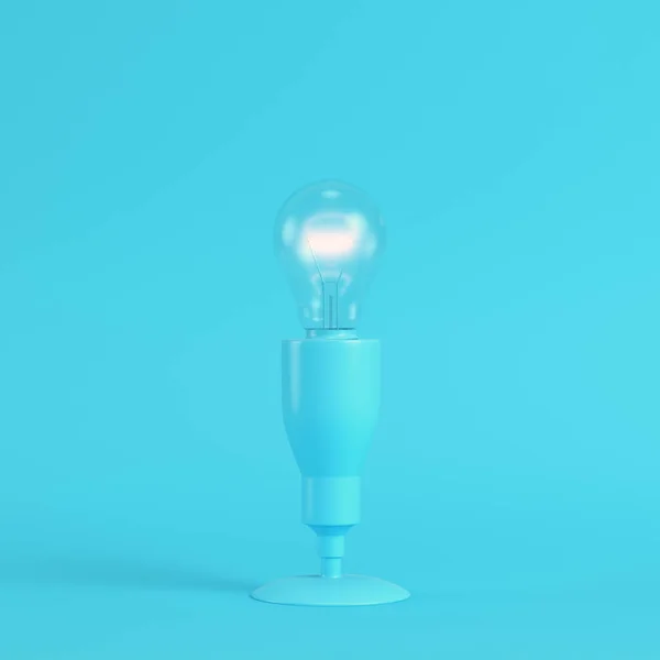 灯与发光的灯泡在明亮的蓝色背景在柔和的颜色 极简主义概念 — 图库照片