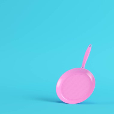 Parlak mavi arka plan pastel renkler üzerinde pembe kızartma tavası. Minimalizm kavramı. 3D render