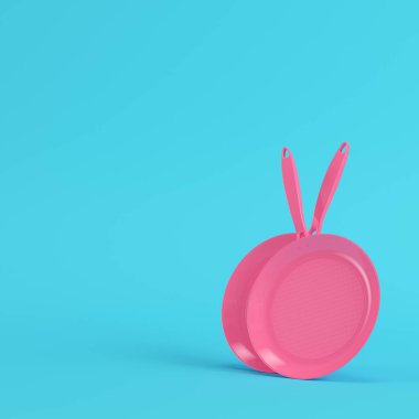 Parlak mavi arka plan pastel renkler üzerinde pembe tavalar. Minimalizm kavramı. 3D render