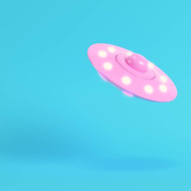 Parlak mavi arka plan pastel pembe ufo ya da uzaylı uzay 