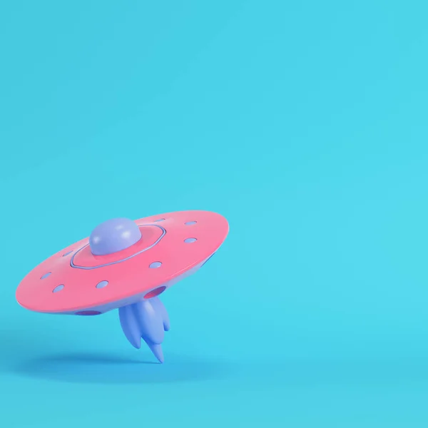 Różowy ufo lub obcy statek kosmiczny na jasnym tle niebieski pastel — Zdjęcie stockowe