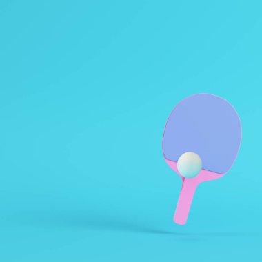 Pas parlak mavi arka plan üzerinde topu ile Pembe ping pong raket