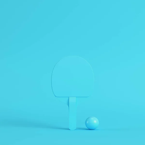 Ракетка для пинг-понга с мячом на ярко-голубом фоне в пастели С — стоковое фото
