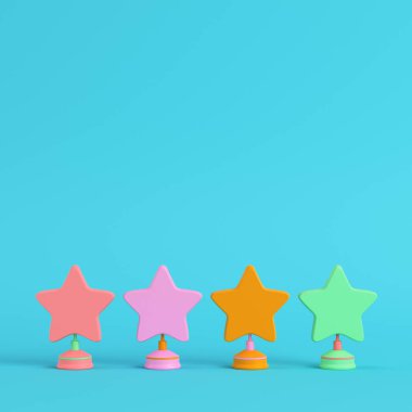 Pas parlak mavi arka plan üzerinde standları ile dört renkli yıldız