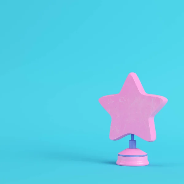 Pastel renklerde parlak mavi arka plan üzerinde durmak ile Yıldız. Mini