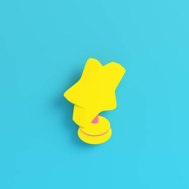 Pastel renkte parlak mavi arka planda stand ile sarı yıldız