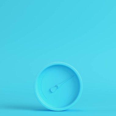 Pastel renklerde parlak mavi arka plan üzerinde ölçün. Minimalizm con