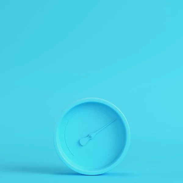 Μετρητή σε φωτεινό μπλε φόντο σε παστέλ χρώματα. Μινιμαλιστικό κόλπο — Φωτογραφία Αρχείου