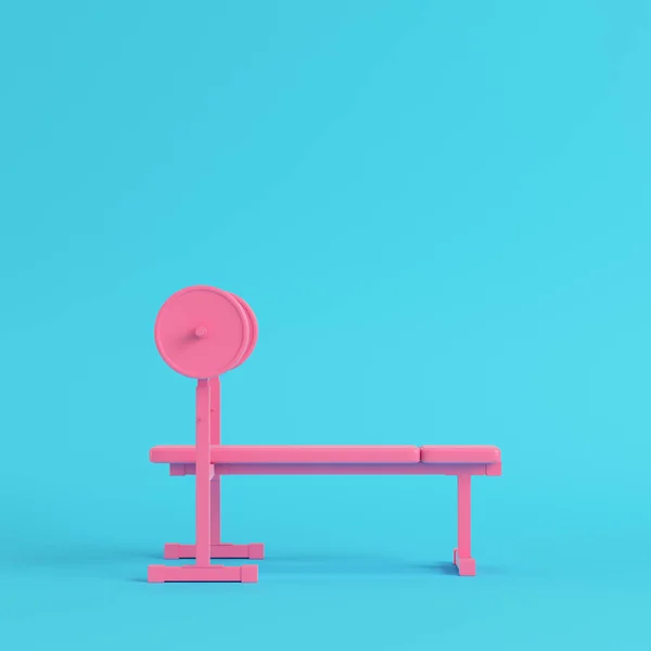 Barbell rosa com banco sobre fundo azul brilhante em pastel colo — Fotografia de Stock