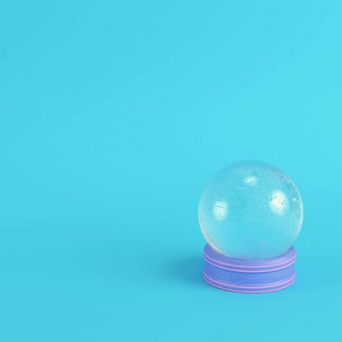Pas parlak mavi arka plan üzerinde kürekler ile Pembe kristal cam
