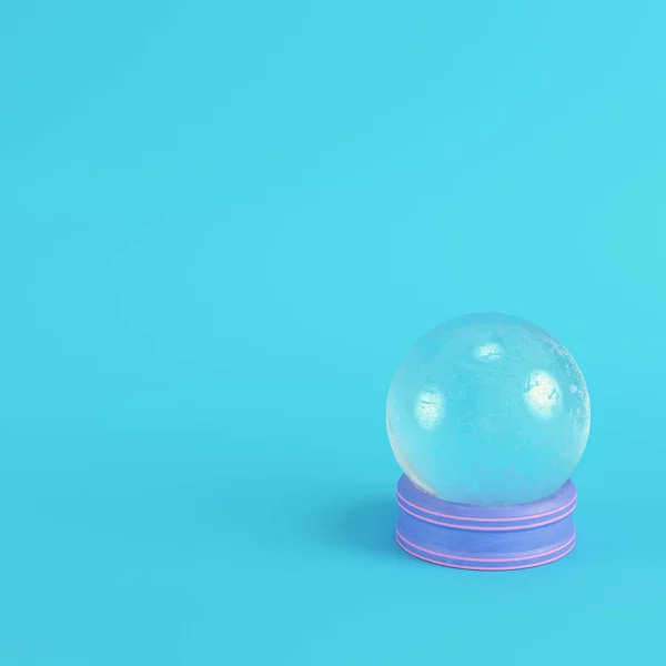 Vidro de cristal rosa com pás sobre fundo azul brilhante em pas — Fotografia de Stock