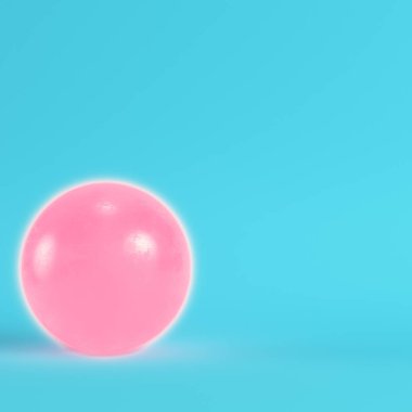 Geçmişte parlak mavi arka plan üzerinde kürekler ile Pembe kristal top
