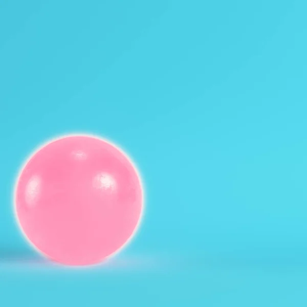 Bola de cristal rosa con paletas sobre fondo azul brillante en el pasado —  Fotos de Stock