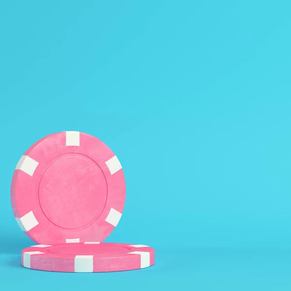 Pink kasino chip pada latar belakang biru cerah dalam warna pastel — Stok Foto