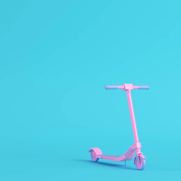 파스텔 색상의 밝은 파란색 배경에 핑크 킥 스쿠터. 미 (것)미 — 스톡 사진
