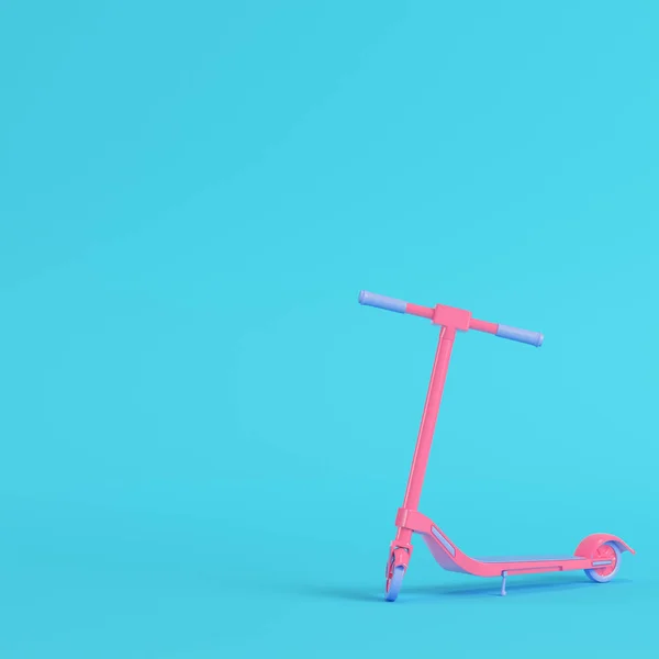 Pink chute scooter no fundo azul brilhante em cores pastel. Mi — Fotografia de Stock