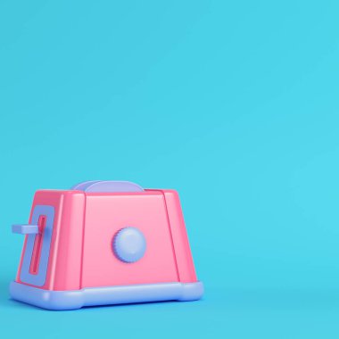 Pastel renklerde parlak mavi arka plan üzerinde pembe tost makinesi. Minimal