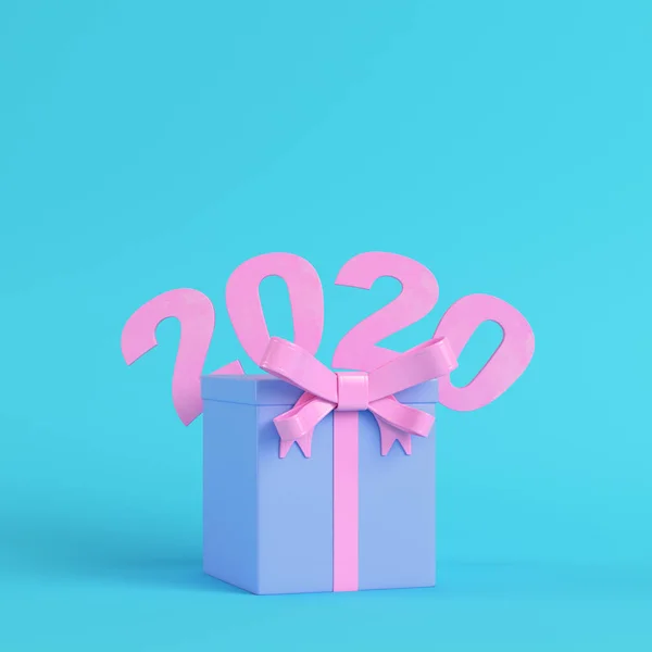 Pink angka tahun baru 2020 dengan kotak hadiah di backgrou biru cerah — Stok Foto