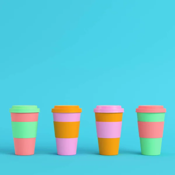 Quatro Xícaras Café Coloridas Fundo Azul Brilhante Cores Pastel Conceito — Fotografia de Stock