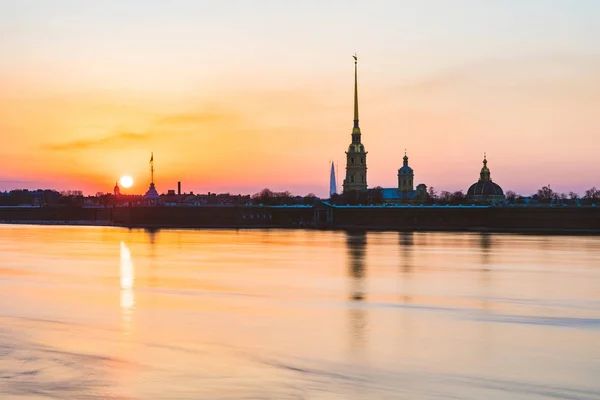Petersburg Solnedgången Med Floden Neva Och Paul Och Peter Fästning — Stockfoto