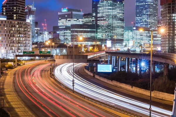 Nachtaufnahme Der Stadt Mit Wolkenkratzern Und Ampelpfaden Londons Urbane Szene — Stockfoto