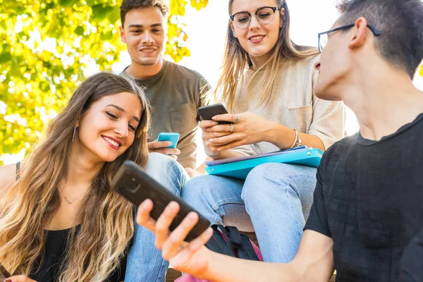Tiener Groep Vrienden Met Smartphones Bij Park Millennials Beste Vrienden — Stockfoto